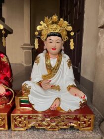 Tượng Mẫu Thoải Phủ bằng gỗ